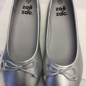 Zoe & Zac girls dressed up shoes. Silver 3 1/2